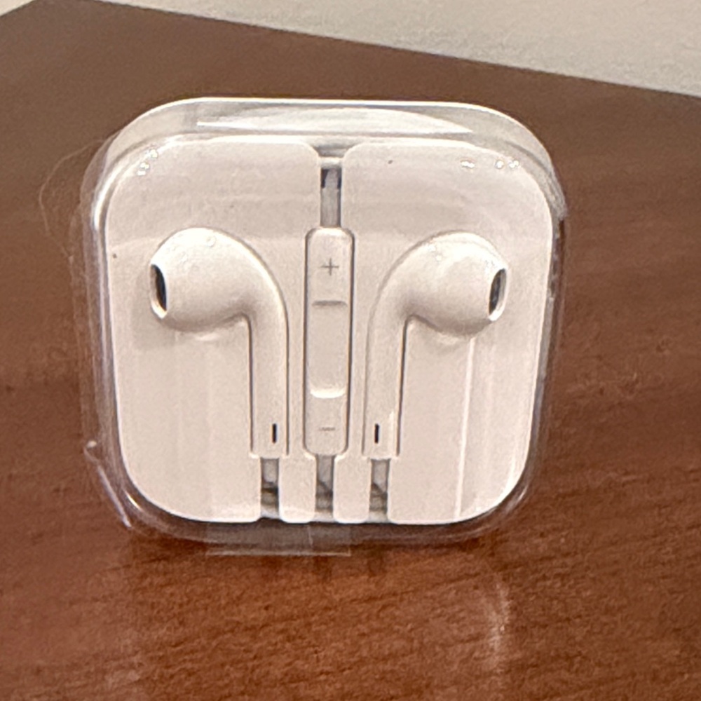 Apple EarPods White Wired Earbuds with Case